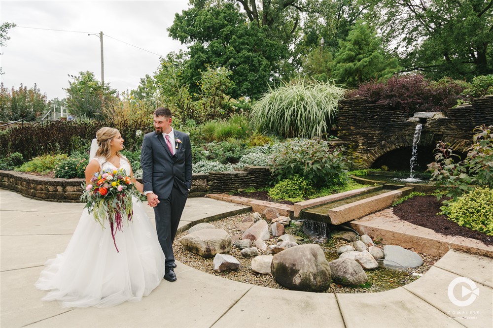 Five Wedding Poses That Just Work Bride and groom outdoor at Spruce St Studios
