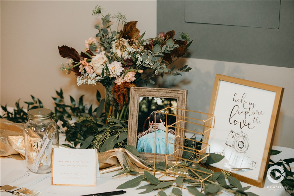 gift table decor in gold