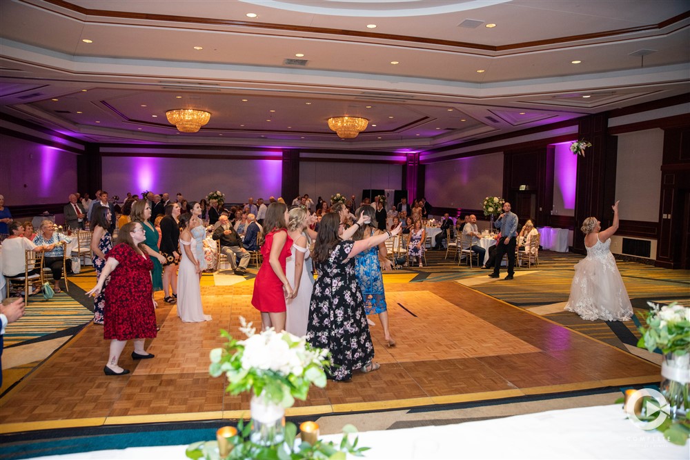 Bouquet Toss, bride, wedding day