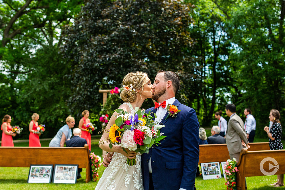 Colorado Springs Wedding Features to Stay in 2021 | outdoor small wedding