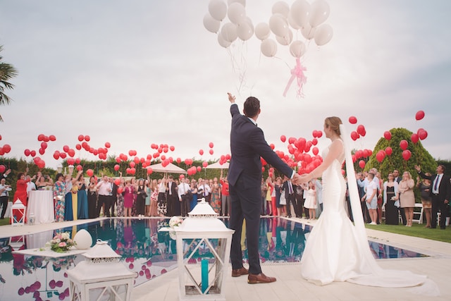 10 Fun Bride and Groom Wedding Photo Ideas - featured photo