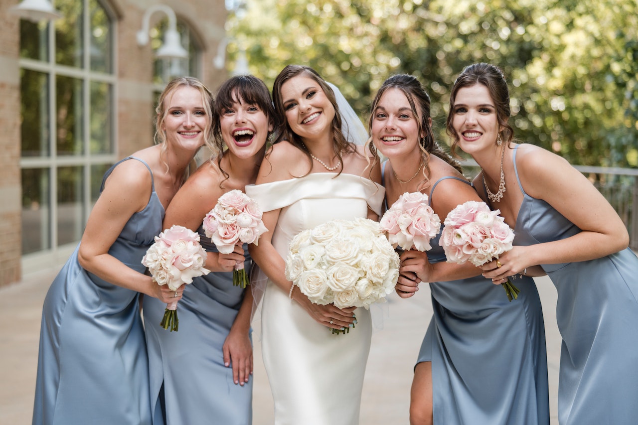 Wedding Etiquette 101: Dos and Don'ts for Guests and Bridal Party