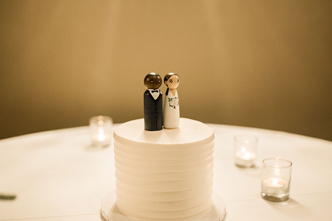 minimalist wedding cake