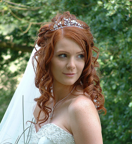 Red hair curly bridal hairstyle with veil with pretty long side bangs_001
