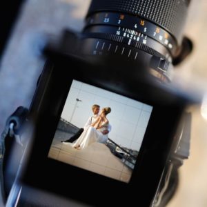 Hоw photographers and vіdеоgrарhеrѕ work tоgеthеr оn your wеddіng day capturing moments