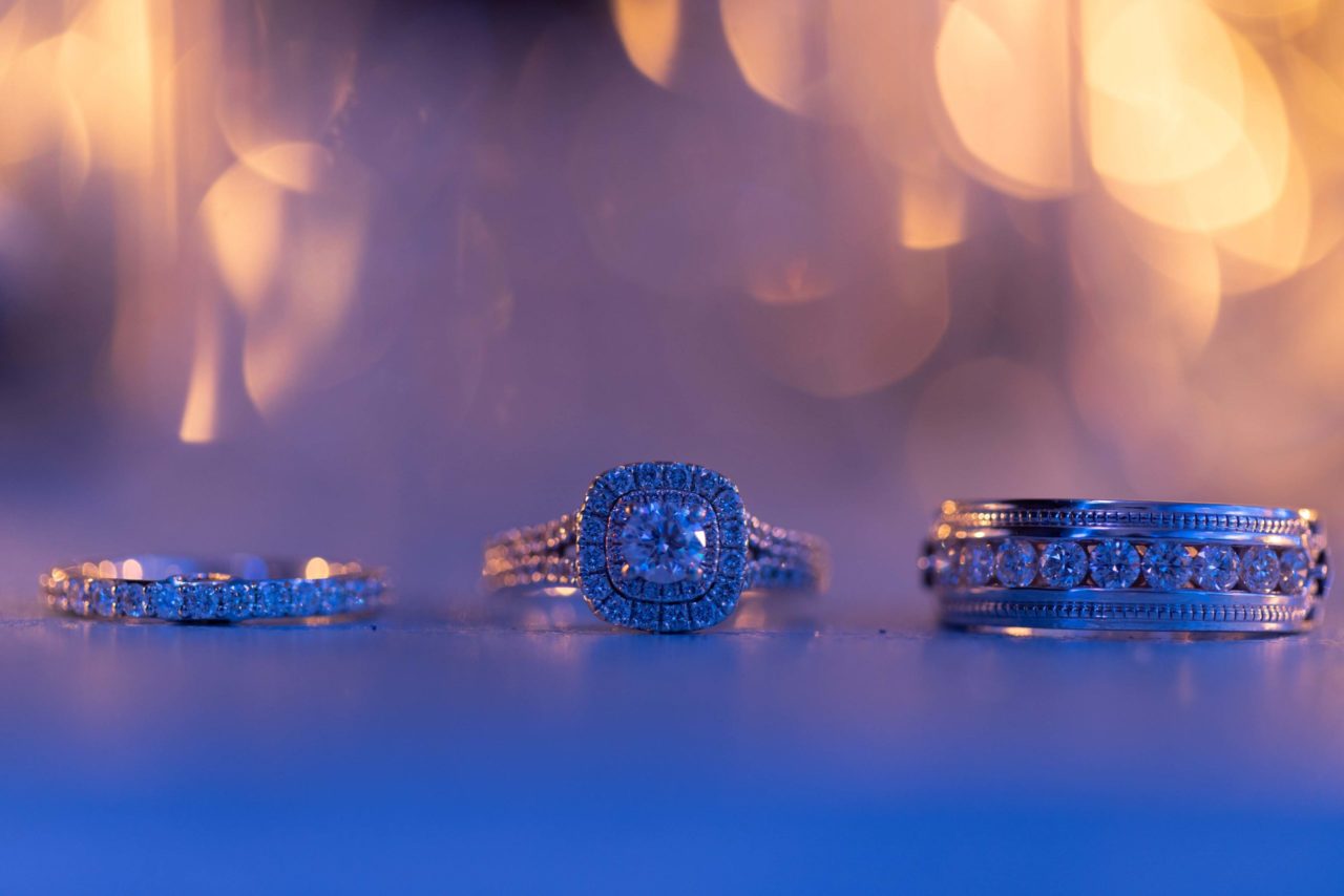 anillos de boda con muchos diamantes esparcidos