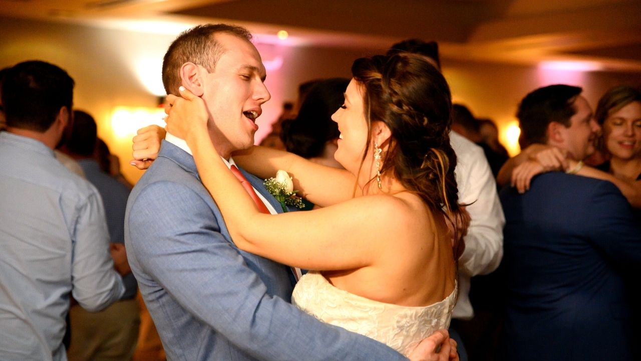 Newport Beachside Resort - wedding first dance