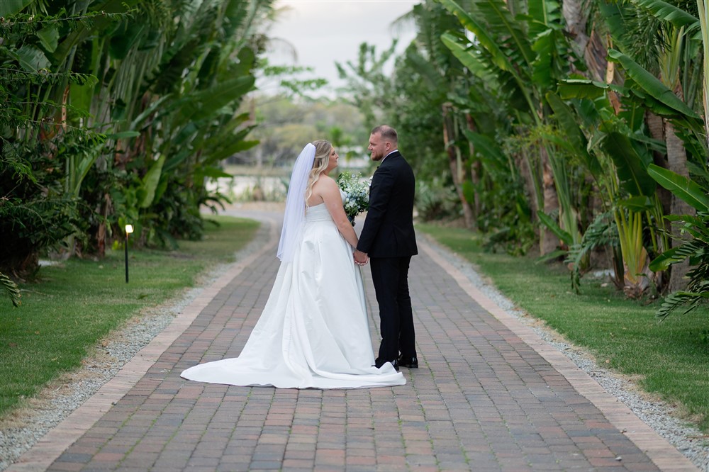 How to Coordinate Photography DJ and Timeline for a Smooth Wedding in Fort Myers.
