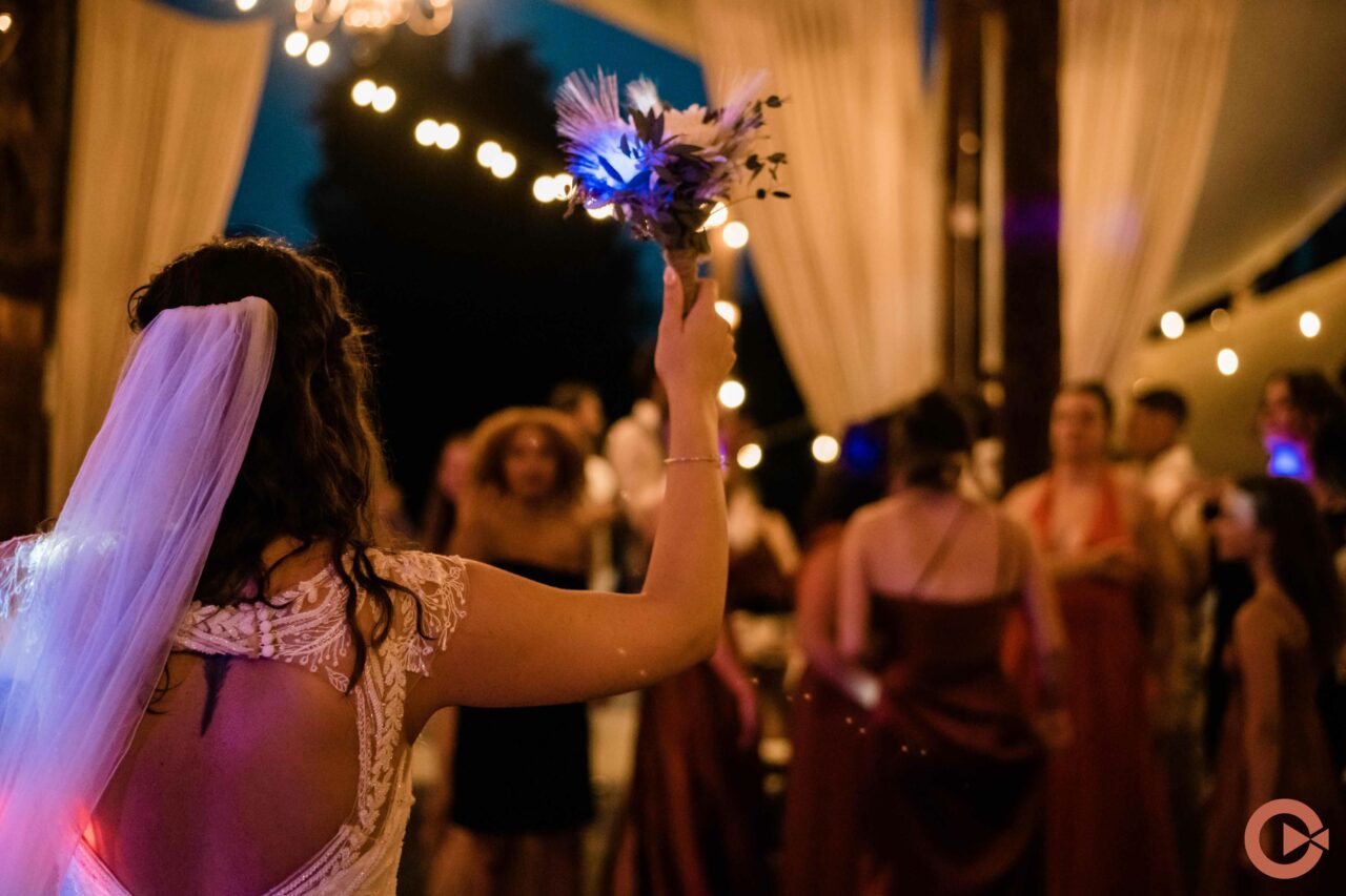 bouquet toss