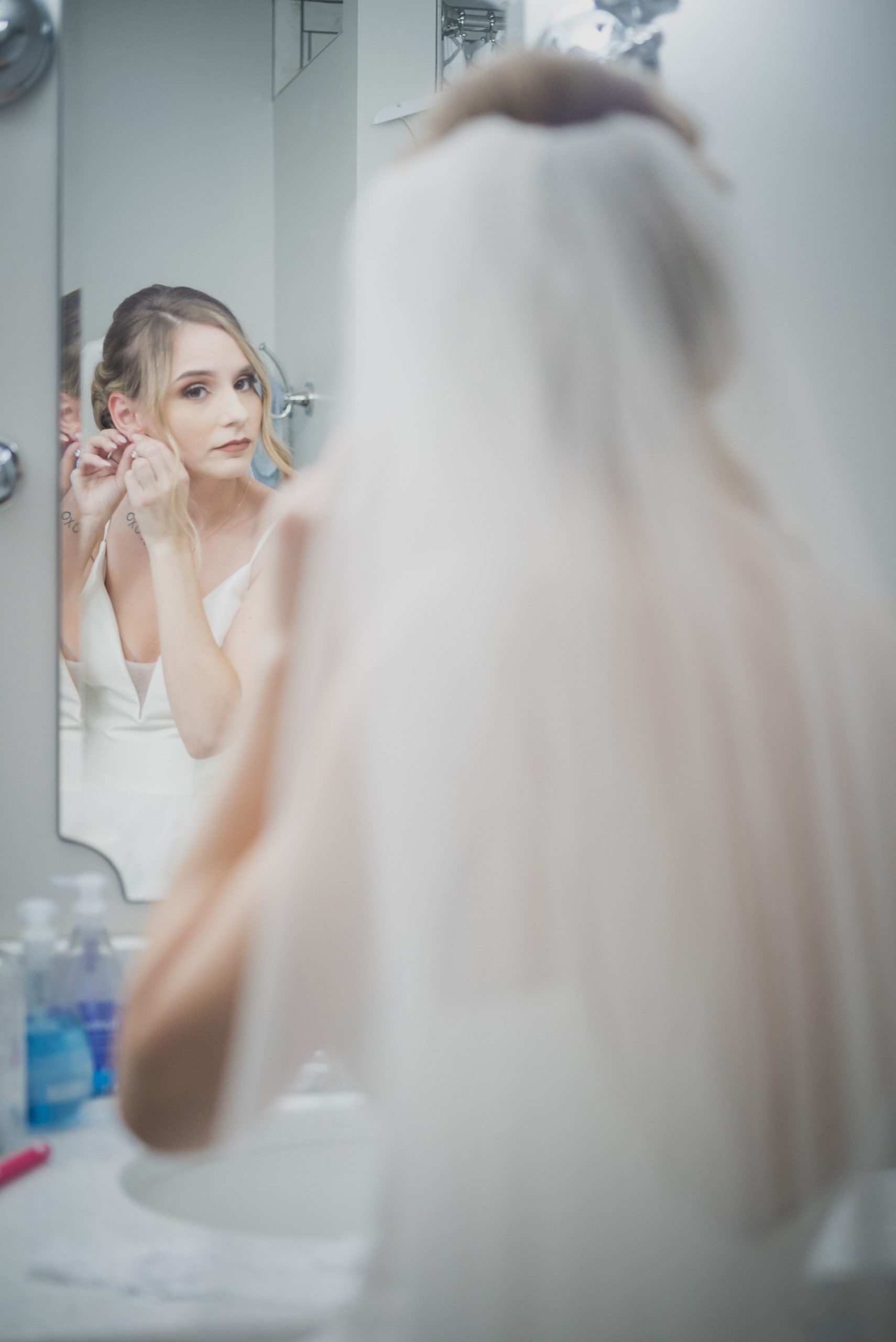 mirror poses for brides