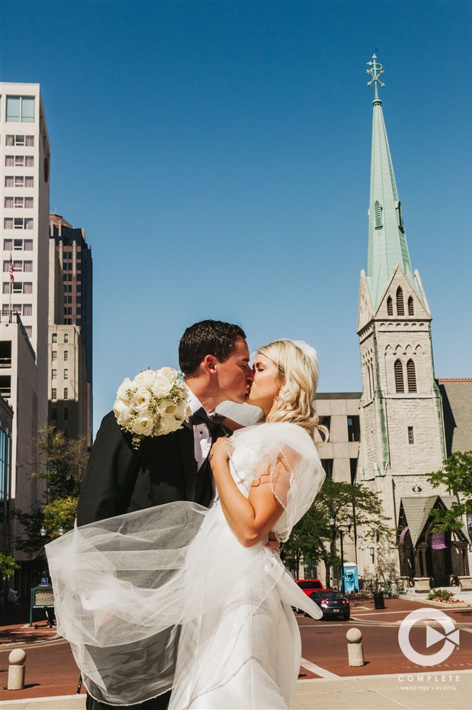 bride and groom downtown indy kissing