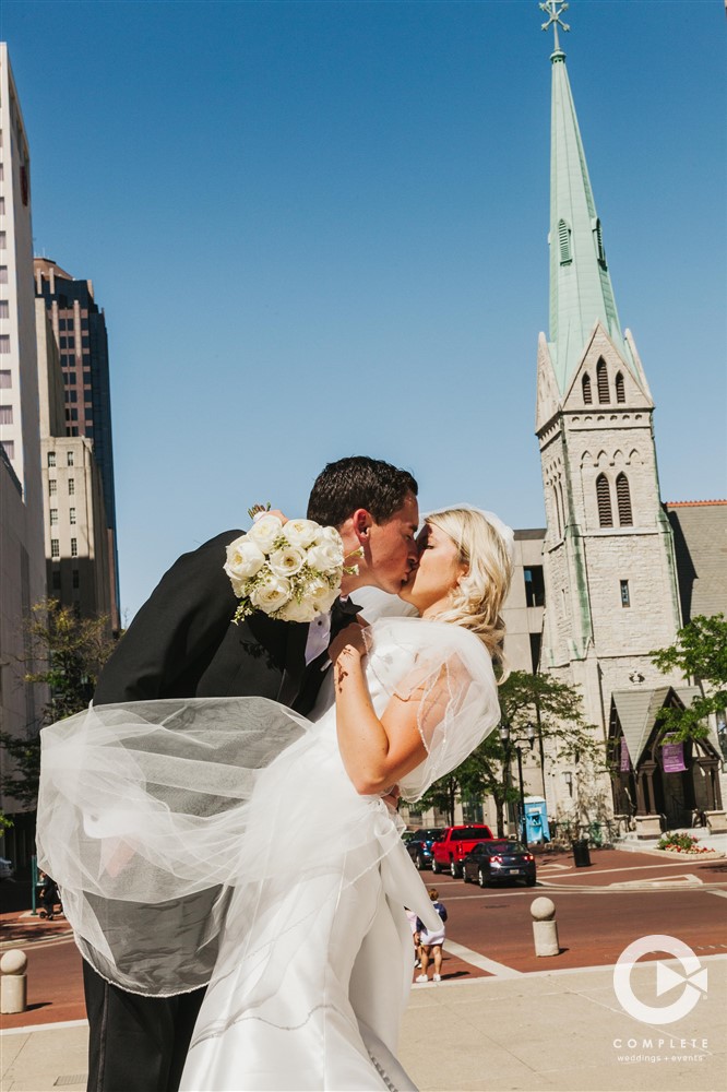 bride and groom kissing monument circle indianapolis