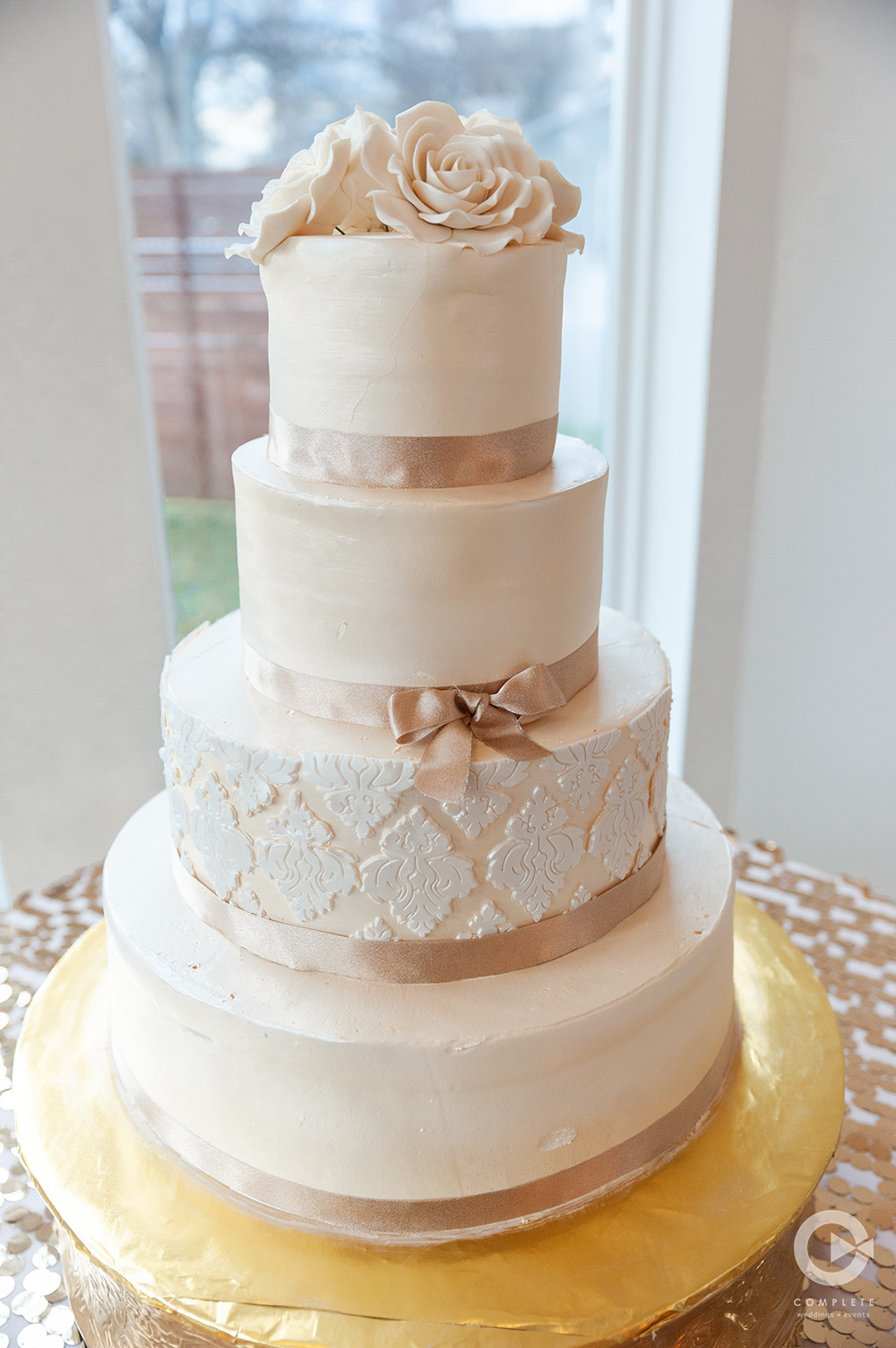 wedding cake champagne and gold