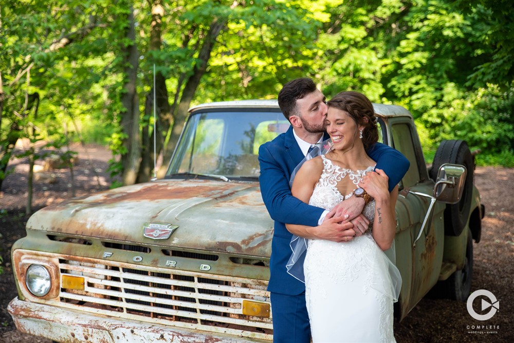 BRIDE & GROOM, LOVE, FIRST LOOK, WEDDING Shot List