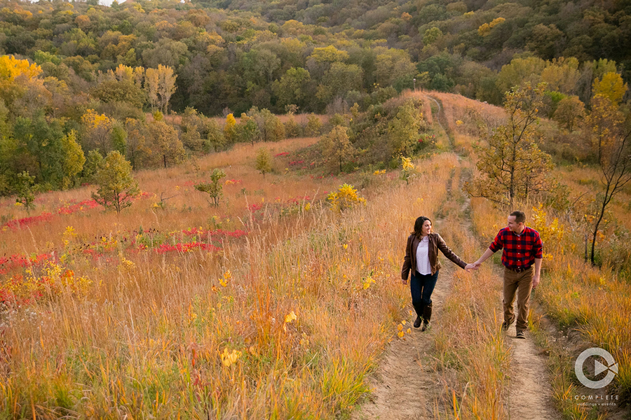 engaged couples photo outdoor - the complete guide to fall engagement photos.