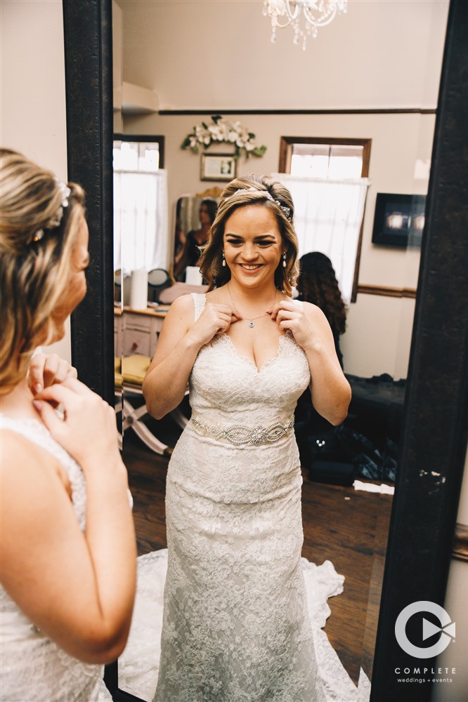 Bride getting ready in Laytn's Land-n's wedding venue for mid-October wedding ceremony