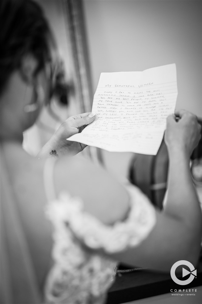 Bride reading letter | beautiful wedding photo vows