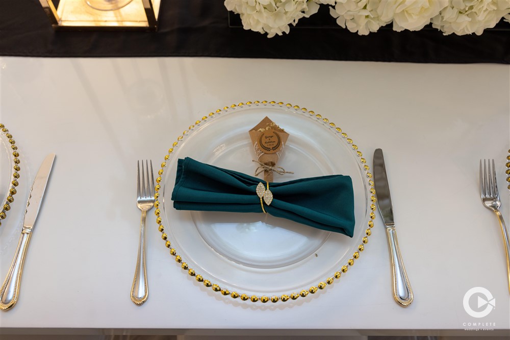 table setting for emerald green wedding
