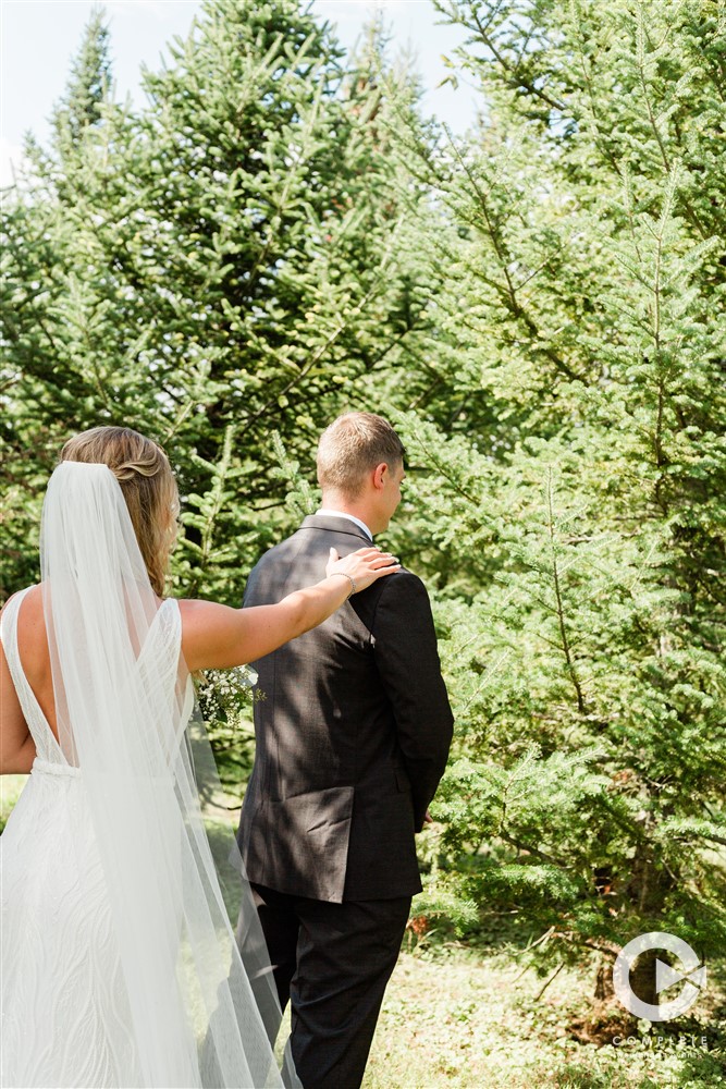 Bride & groom first lok