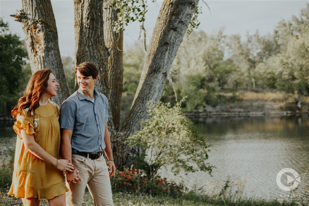 outdoor engagement photo ideas