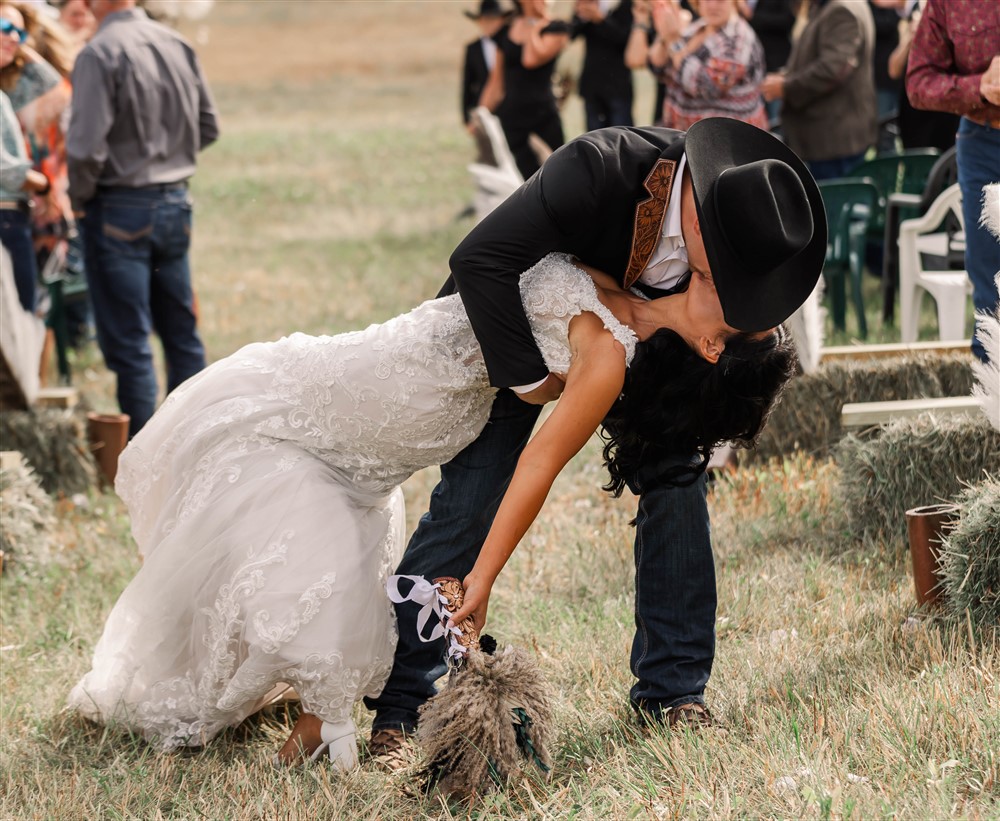 aisle dip kissing photo