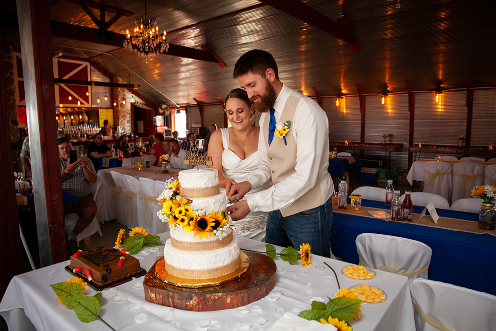 cutting the cake at Nebraska wedding