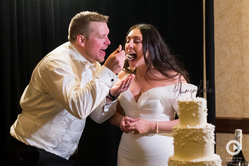 Couple cutting cake