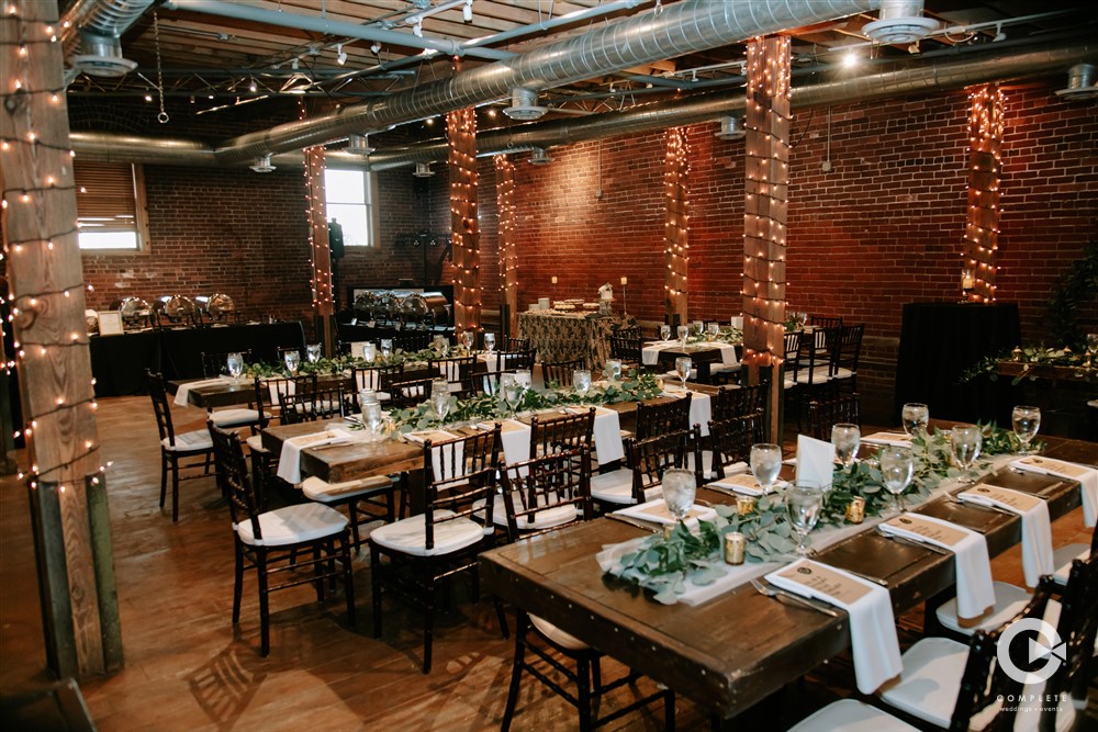 Big Wedding vs Small Wedding: Pros & Cons