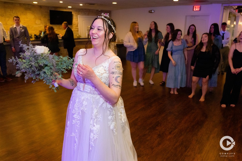 bouquet toss