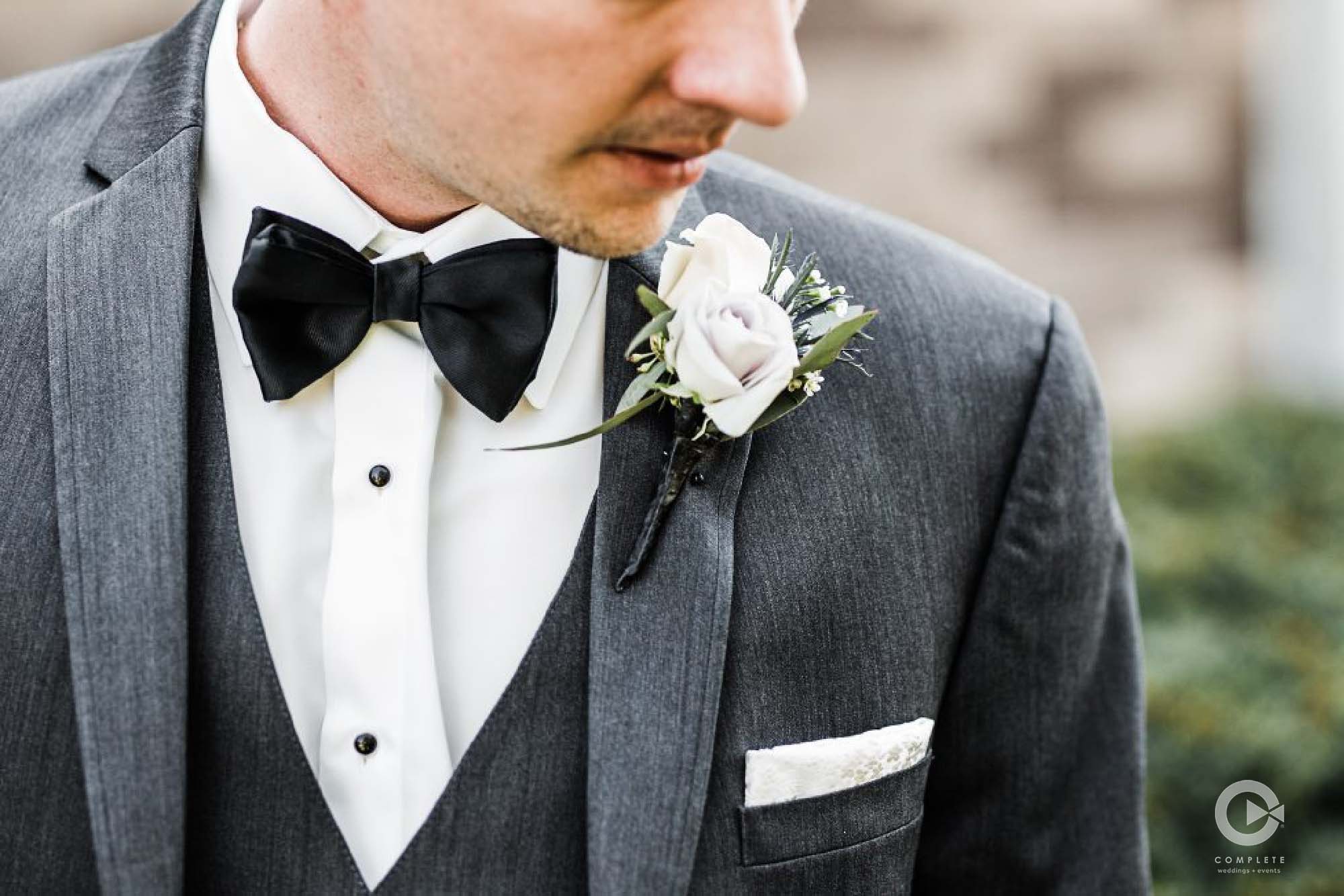 does the groom wear a tie or bowtie