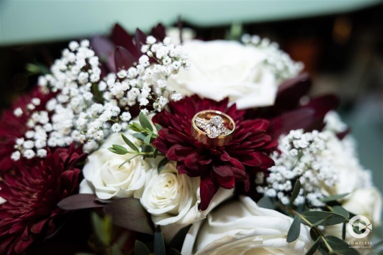 Details rings wedding flowers