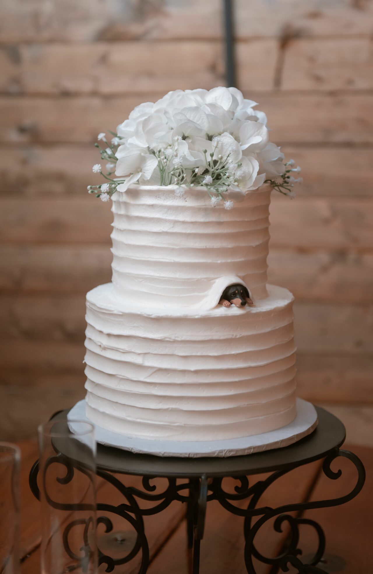 dog incorporated into wedding cake