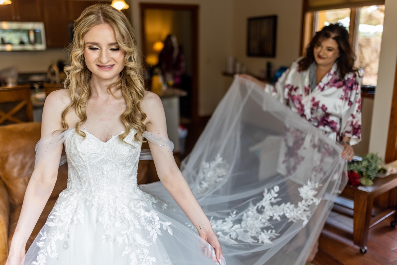 personal attendatn helping bride