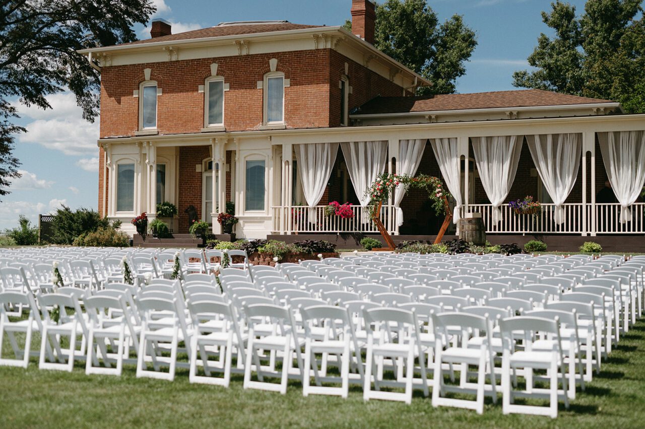 1868 Farmhouse Wedding Venue - Wedding Venues Mason City Iowa