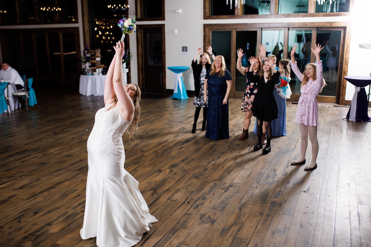 bouquet toss