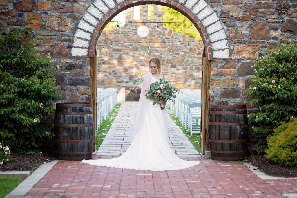 Sassfras Springs Bridal Picture at Chapel Ruin