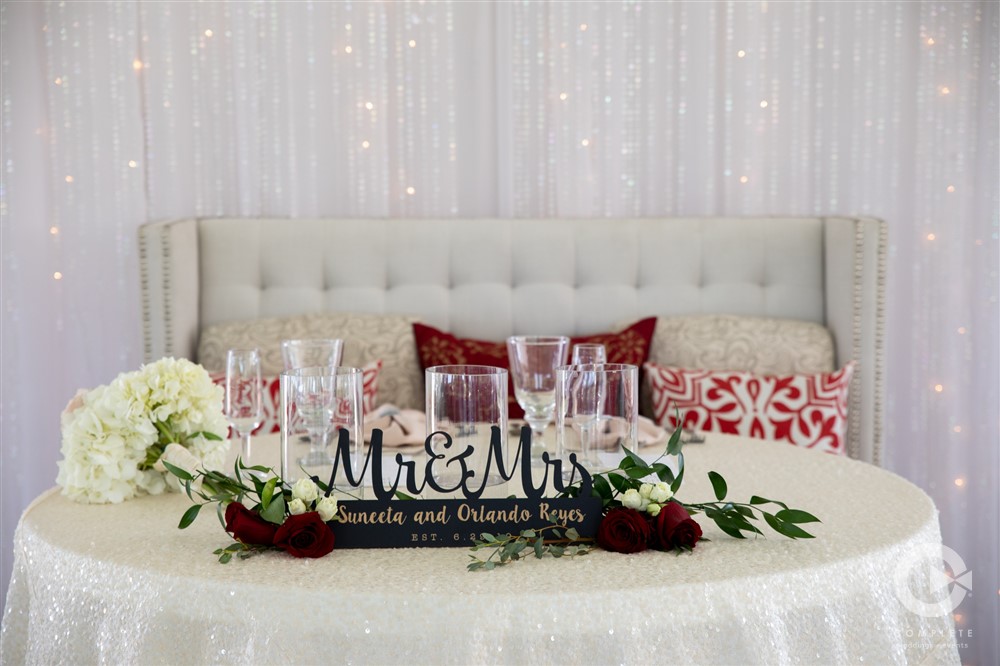 bridal table with loveseat and red accents