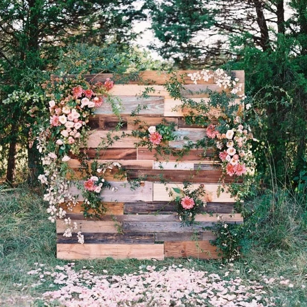 Pallet Photo Booth Background with Florals