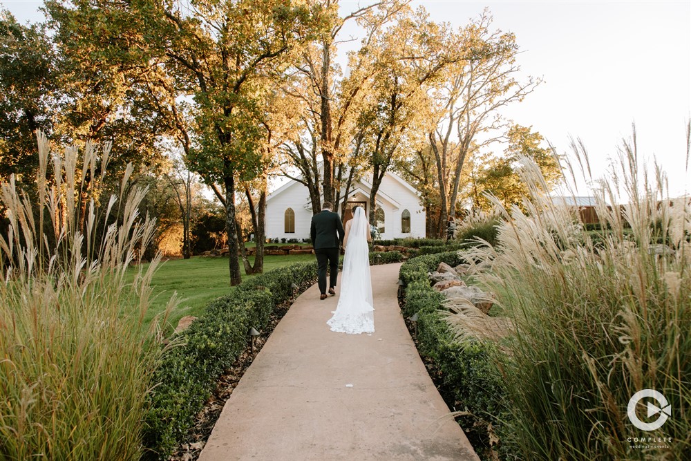 The Springs Norman Outdoor Wedding Photo