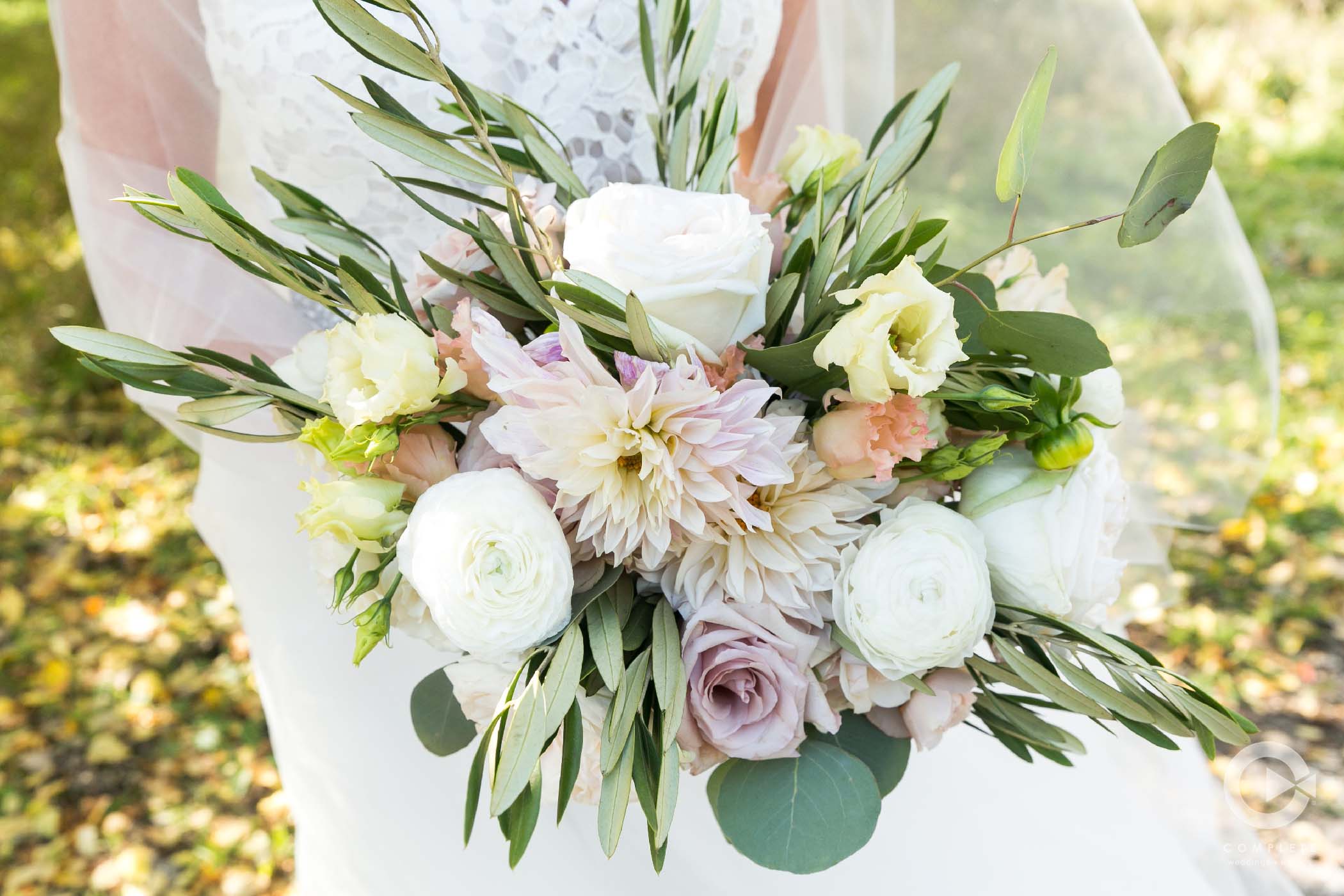 The Best Bouquet Shape for Your Wedding Dress