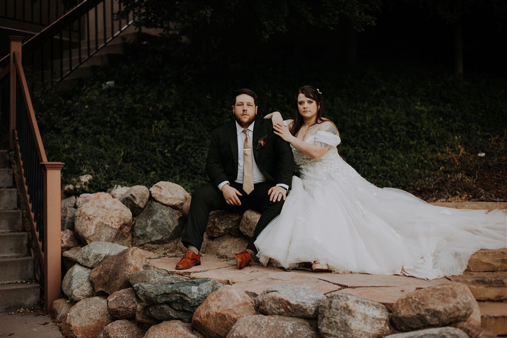 Bride and groom posing at a View in Fontenelle Venue in Omaha NE with wedding photographer Ade Idowu