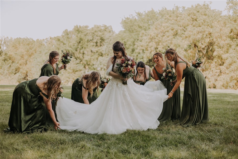 Bridesmaids and bride at a View in Fontenelle Venue in Omaha NE with wedding photographer Ade Idowu