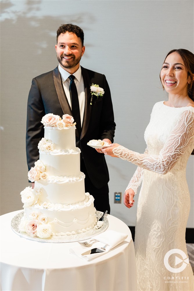 wedding cake cutting photos