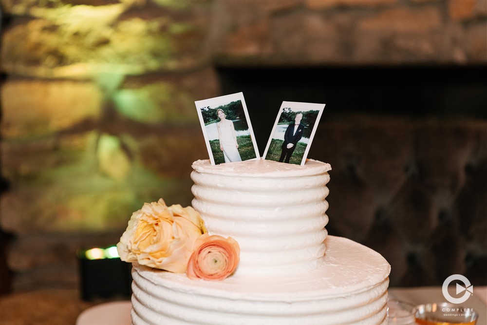 simple wedding cake decor