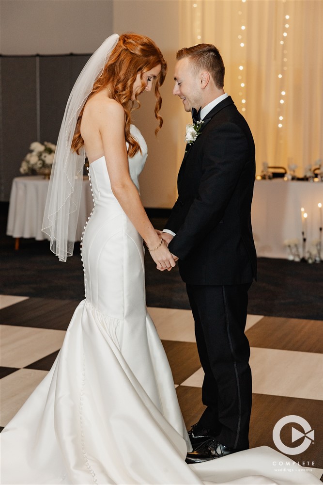 bride and groom prayer