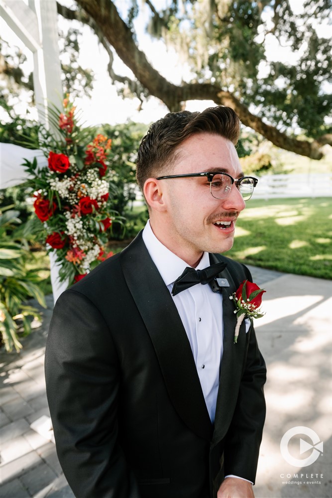 groom reaction to bride walking down the aisle