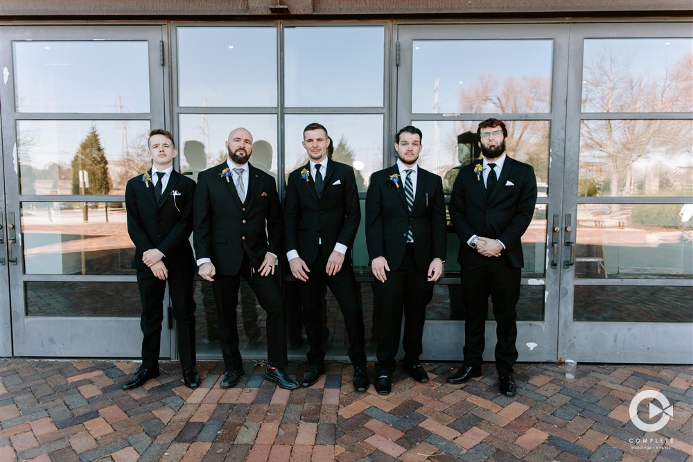 groomsmen photo poses