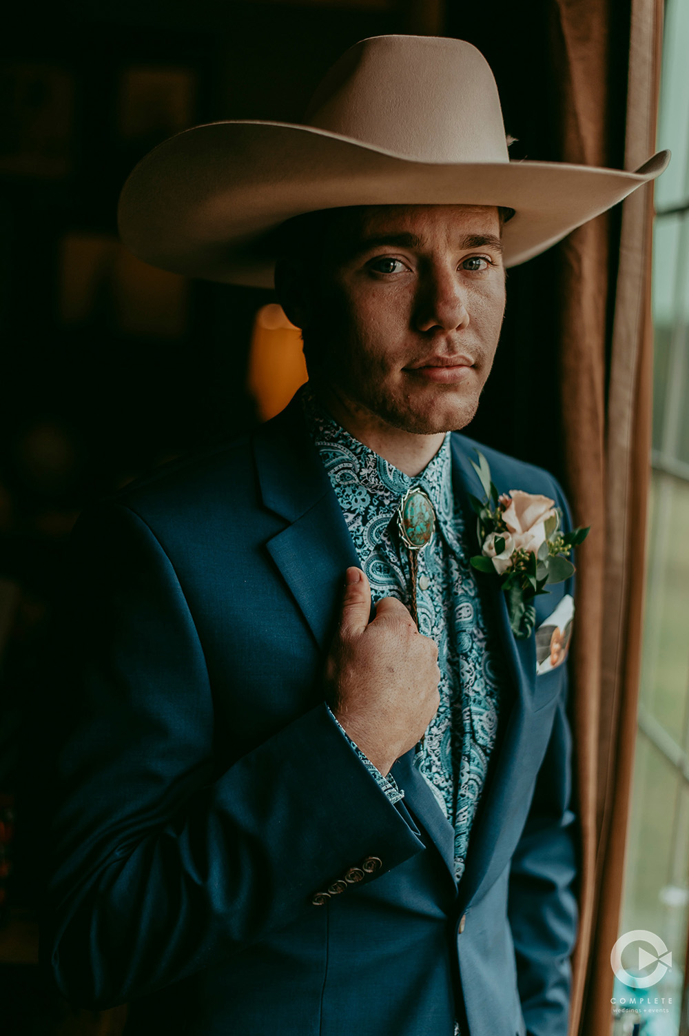 turquoise groom in printed teal tie