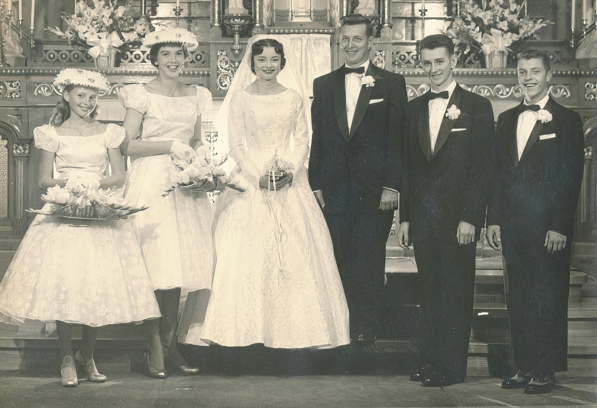 Group Photo at a vintage inspired wedding