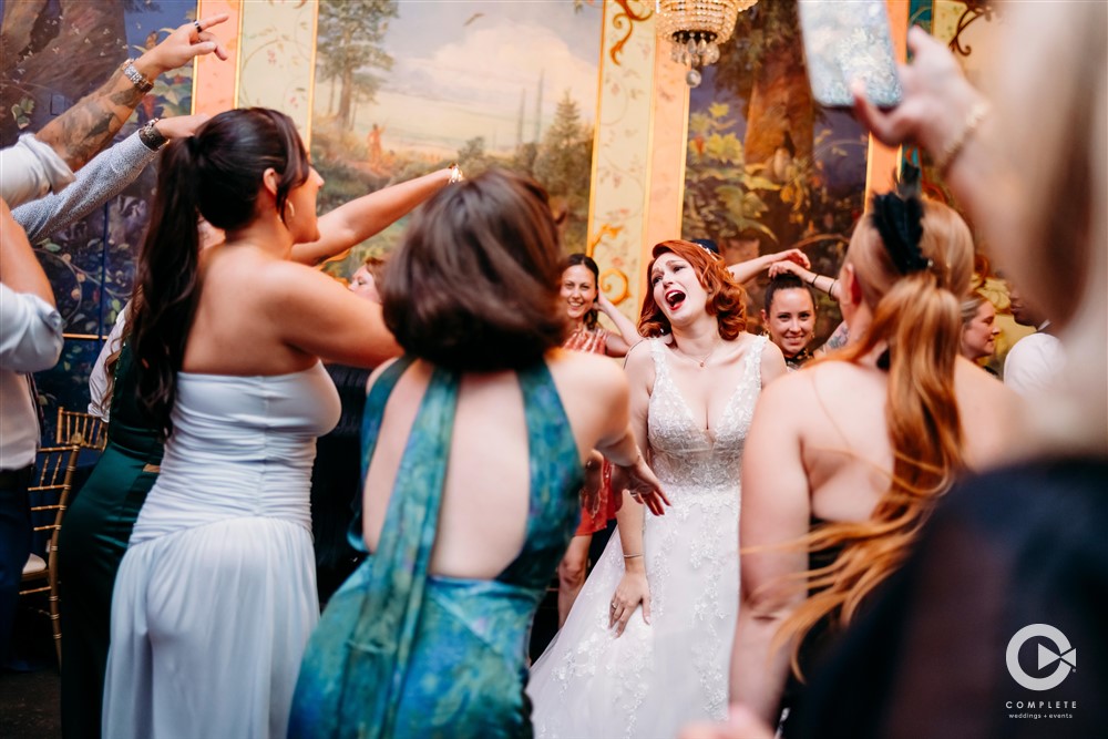 80s and 90s Floor-Fillers to Get Your Seattle Wedding Started